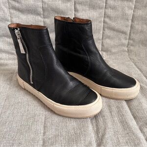 Frye Gia Lug Zip Black Shimmer Leather Bootie Women's Size 6.5 M
